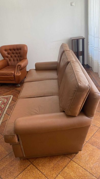 Sofá castanho em pele com pouco uso