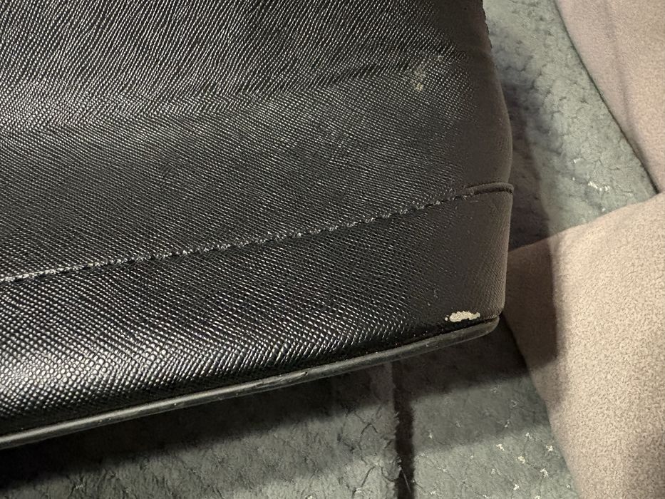 Czarna torebka kuferek