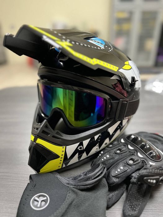 Мотошоломи на вибір, шлем, шолом, мотоцикл, екіпіровка, з окулярами