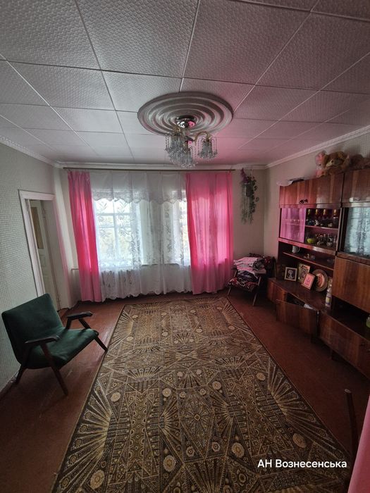 Будиночок біля сільгосптехніки