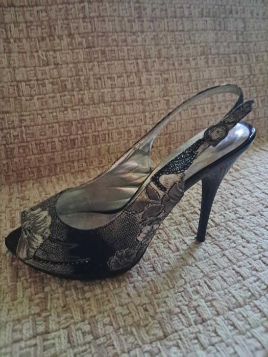 Відкриті жіночі туфлі