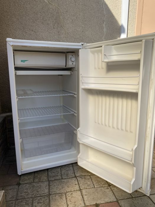 Продам маленький холодильник с морозилкой