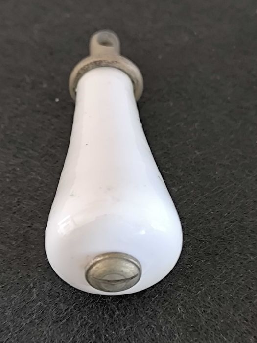 Antigo puxador de autoclismo em porcelana e metal