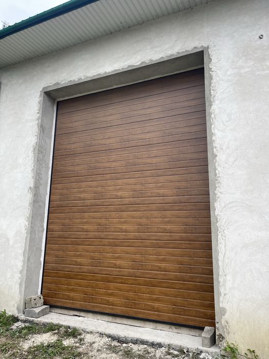 Ворота секційні підйомні