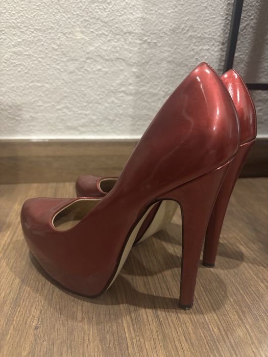 Sapatos de verniz vermelhos