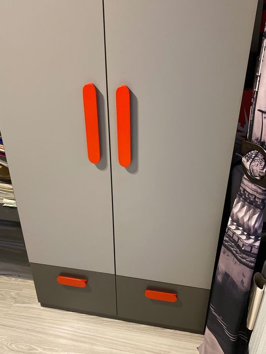 Nowoczesna szafa dwudrzwiowa z szufladami – idealny stan