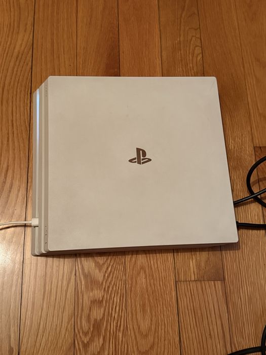 PS4 Pro 1TB Branca + Comando + 3 Jogos — 220€