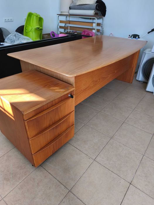 Conjunto de escritório em tom cerejeira