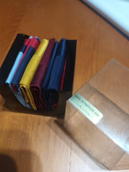 Caixa de lenços de bolso novos na embalagem de origem