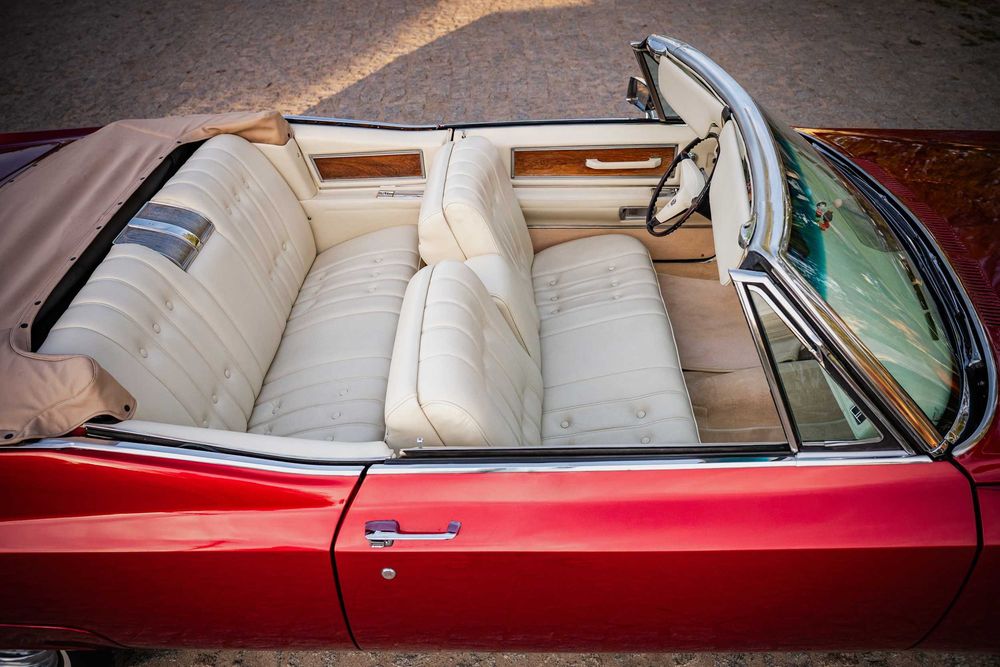 Auto do ślubu.   Cadillac DeVille 1968 Cabrio..