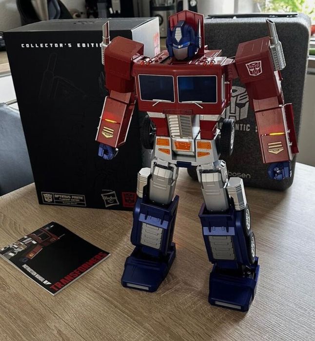 Transformers. Optimus Prime. Robosen. Flagship