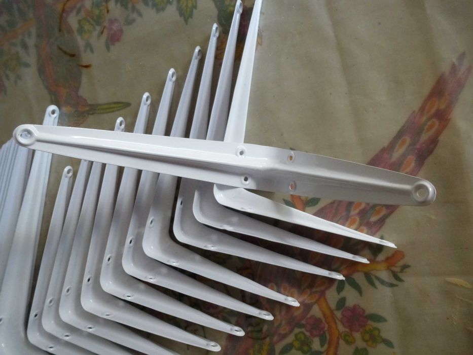 Esquadros metálicos para prateleiras