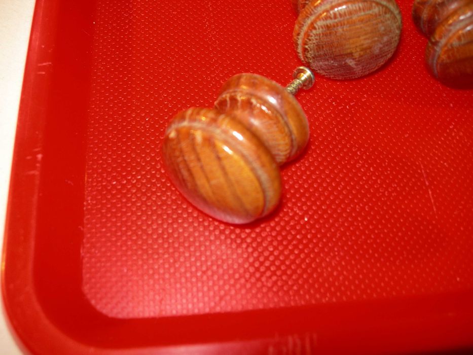 Puxadores de madeira.