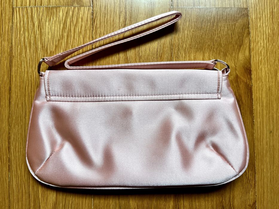 Pequena mala de ombro em cetim rosa