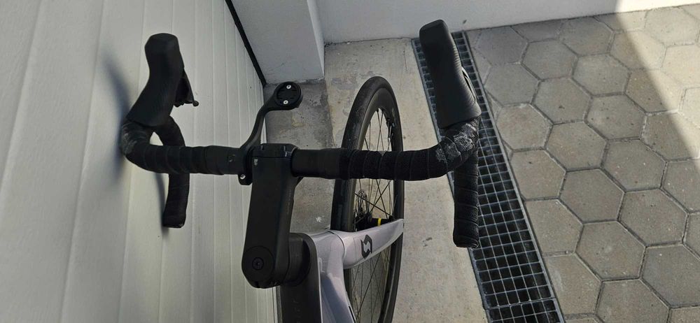 Bicicleta Scott Addict 10 c/ Rodas Mavic Cosmic SLR 45 em carbono