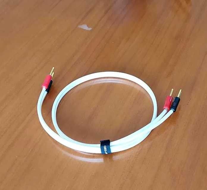 QED Reference XT400 1m + 4x Banana QED Screwloc (single cable)