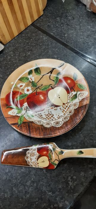 Продам тортовницу