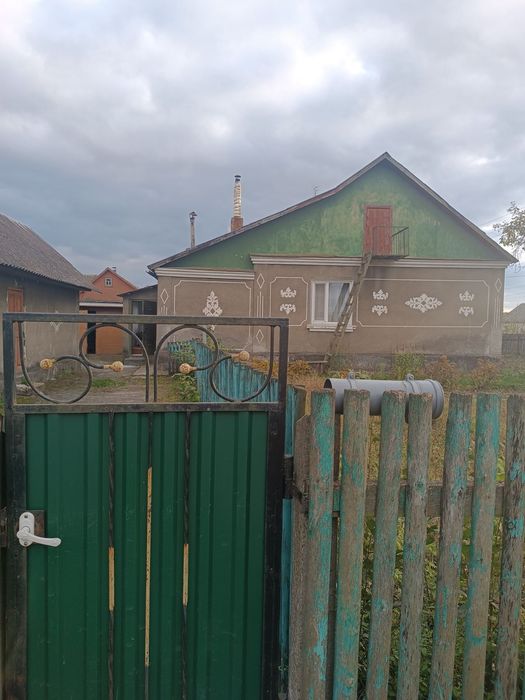 Цілий будинок з надвірними будівлями