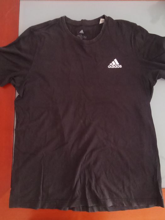 Tshirt	Adidas	Preta	Tamanho L	usada em bom estado