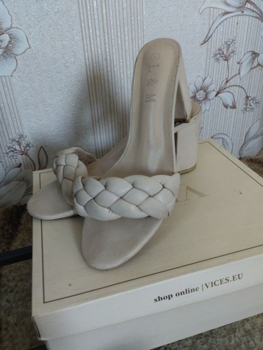 Жіночі шльопанці на каблуку