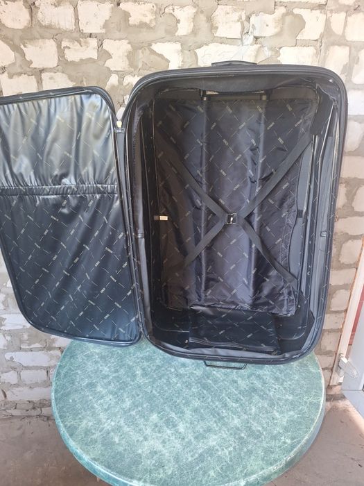 Продам чемодан б/у,