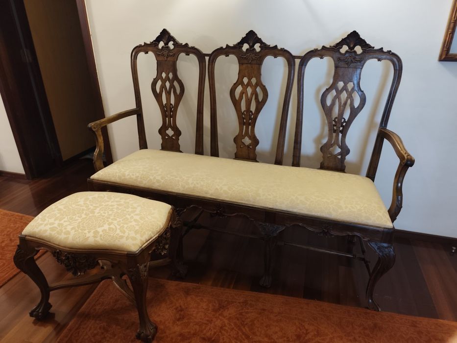 Sofá/banco antigo de três lugares + banqueta
