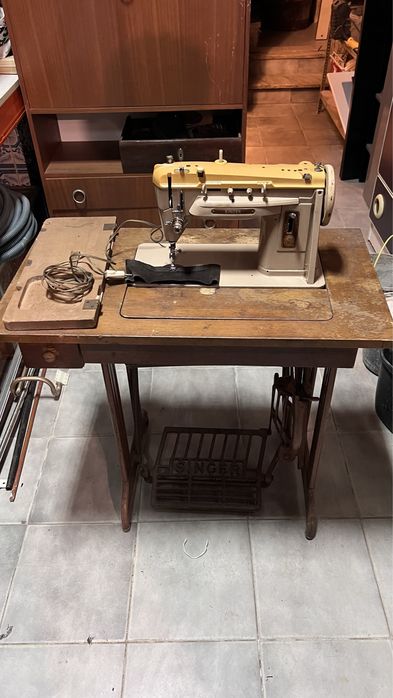 Singer a pedal e elétrica