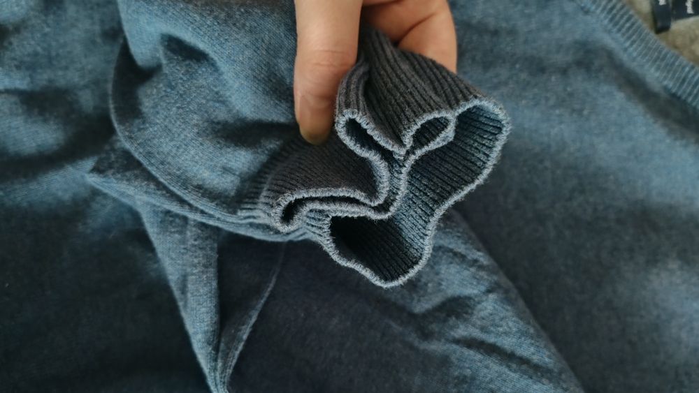 Męski bawełniany sweterek w serek rozmiar M