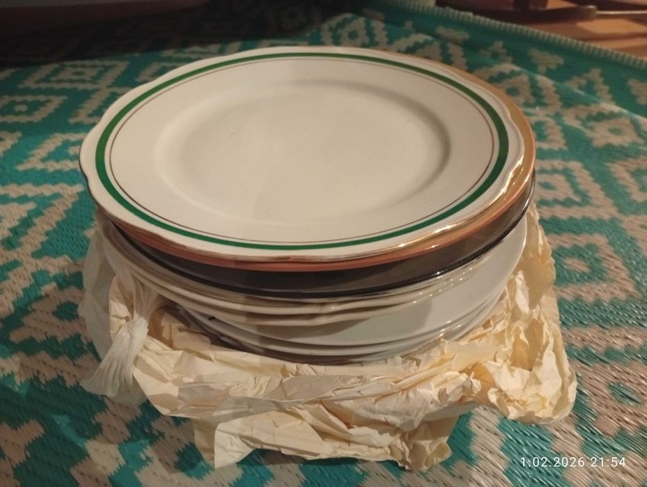 Talerze z kilku kompletów