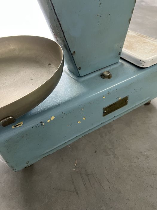 Balança antiga a funcionar