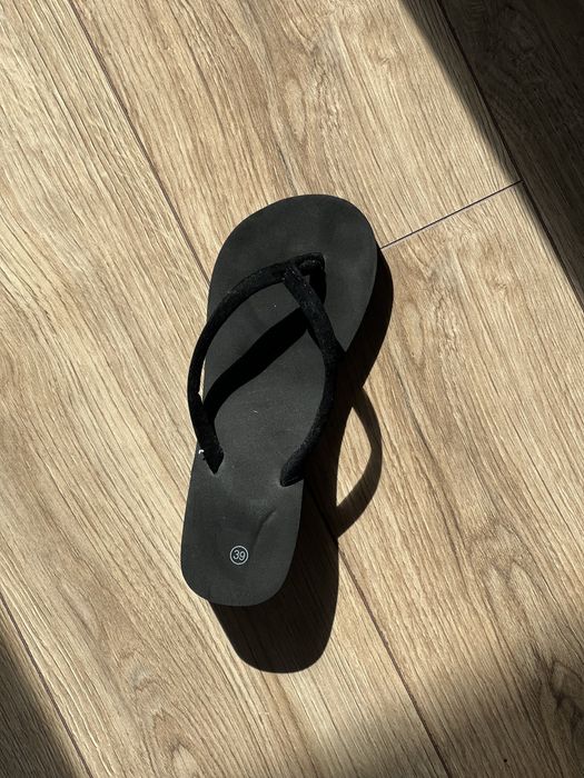 Czarne japonki klapki na platformie r. 39 / 24,5 cm