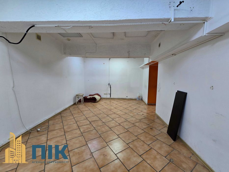 Без%! 110 м2,  підвальне приміщення (цоколь), є два фасадні входи.