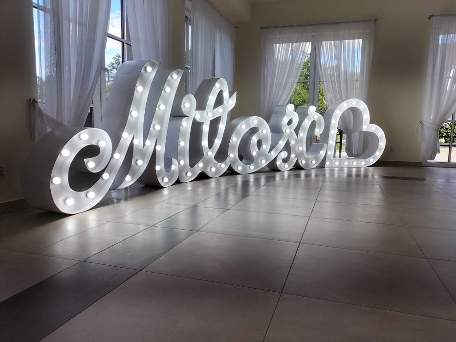 Napis miłość pisana, love, ciężki dym, fontanny iskier, fotobudka