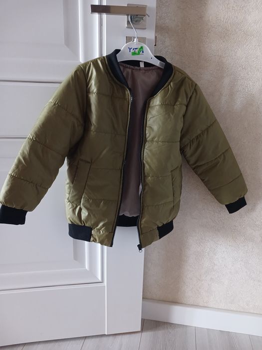 Продам легеньку дитячу куртку