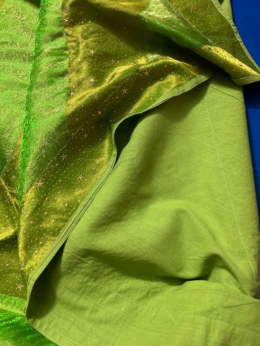 Coberta indiana verde, com aplicações em estrelas douradas