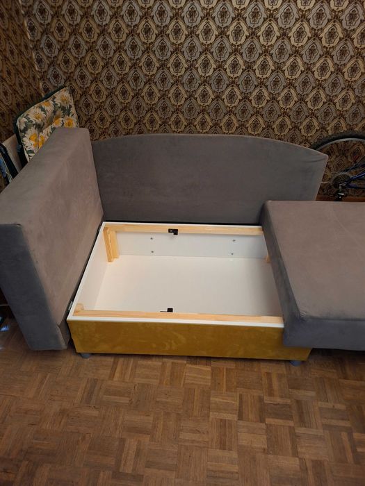 Sofa młodzieżowa jednoosobowa ,rozkładana z pojemnikiem .