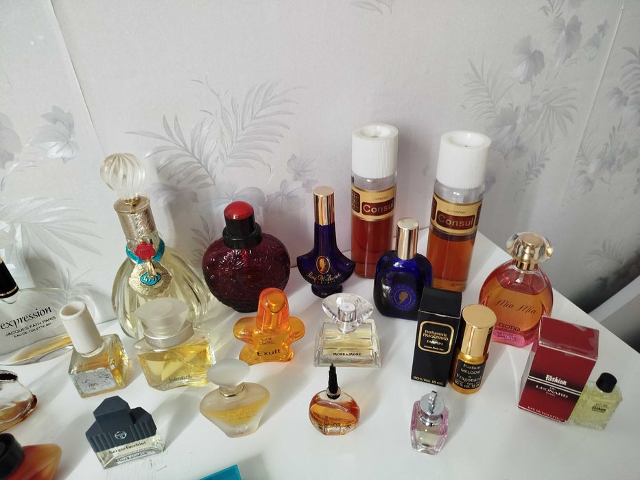 Kolekcja różnych perfum