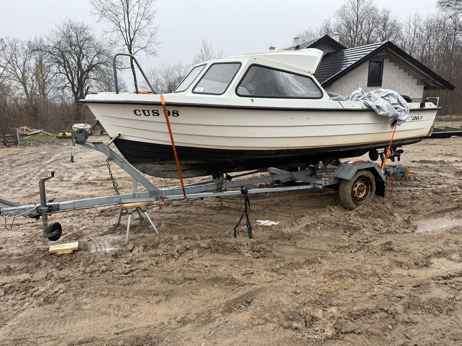 Łodz motorowa kabinowa