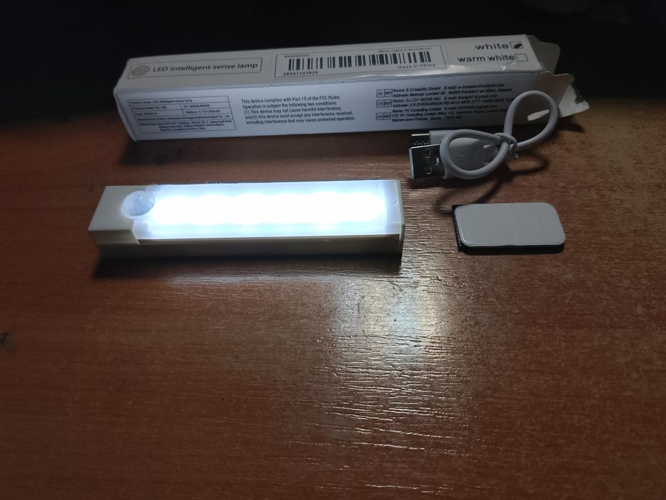 Невеликий світильник з датчиком руху