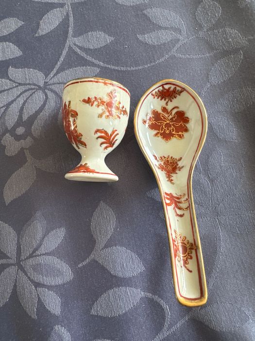 Bule de cha, leiteira e açucareiro, 24 copos de ovos e 24 colheres