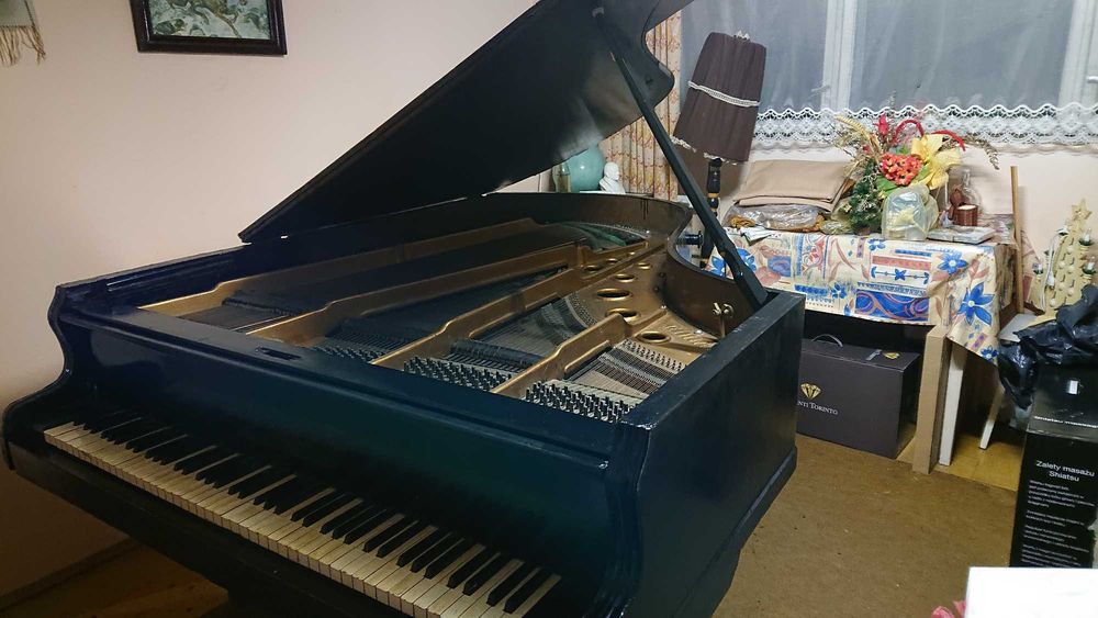 Fortepian z początku XX w. i nuty