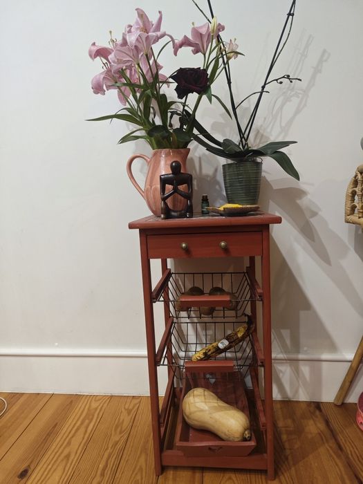 Movel de Madeira, peça artesanal. Com tabuleiro extraivel.