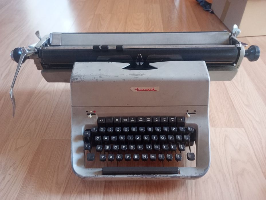 Maszyna do pisania z lat 70