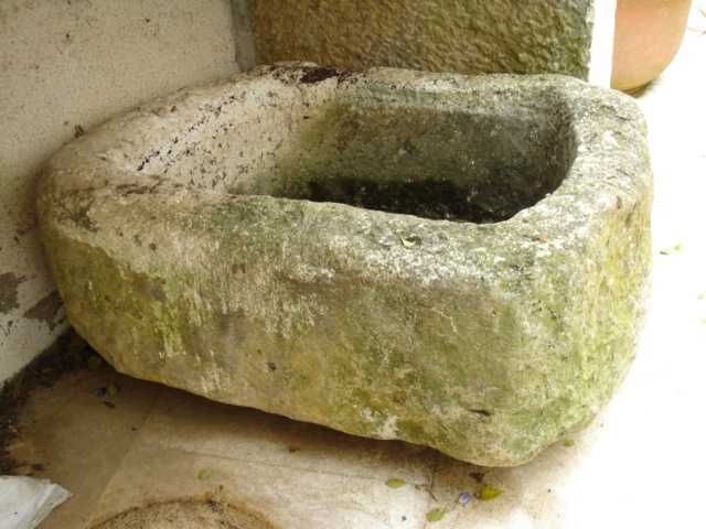 Pia de pedra / bebedouro de animais