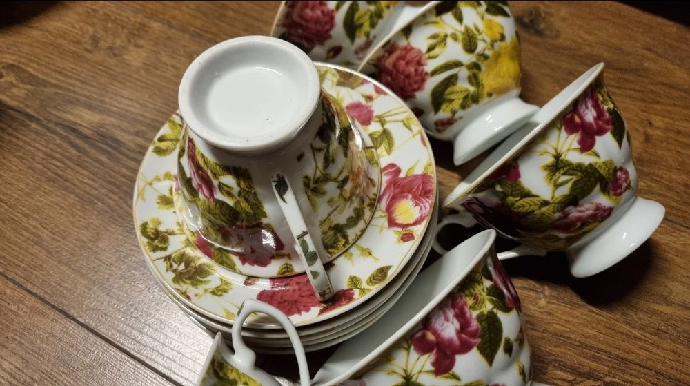 Komplet sześciu filiżanek z talerzykami