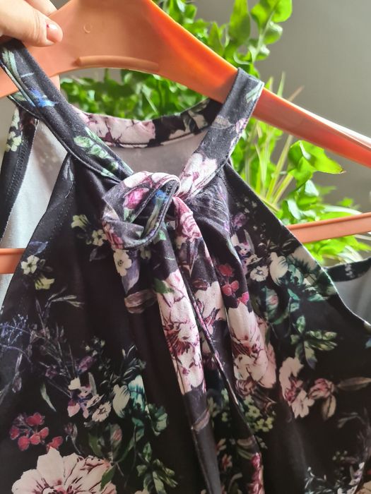 Bluzka odkryte ramiona wiązana na szyji