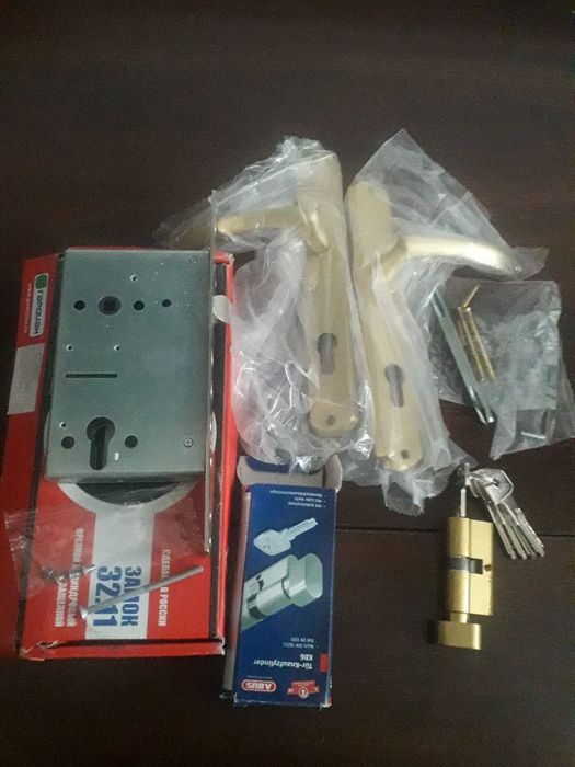 Новый комплект входной двери,ручки замок и лечинка abus