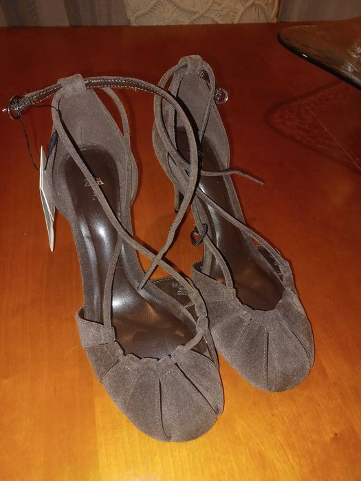 Sapatos abertos aveludados da Zara novos com etiqueta