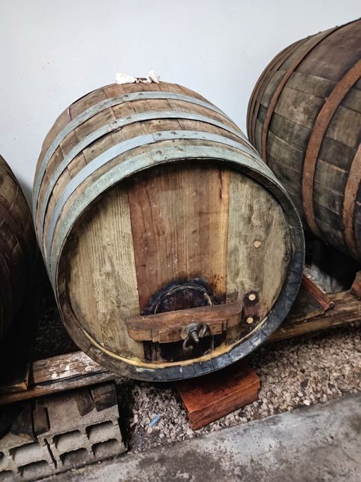 Pipas para vinho em madeira.