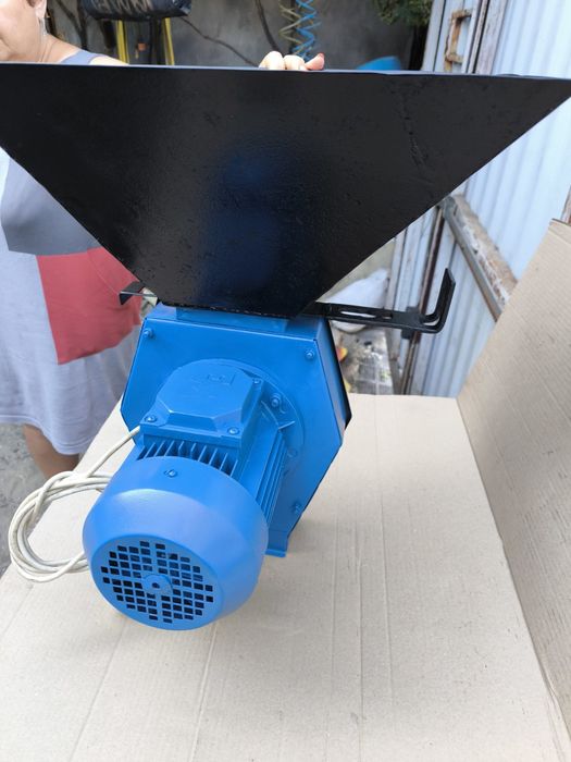 Крупорушка электрическая на 220В